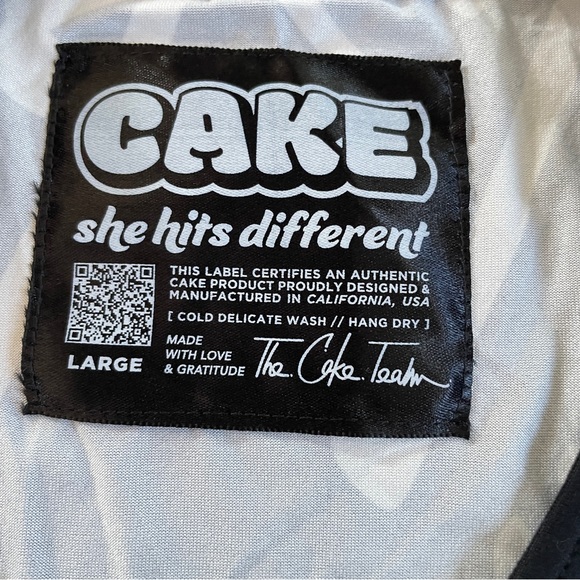 CAKE She Hits Different signature tee L - Picture 8 of 8
